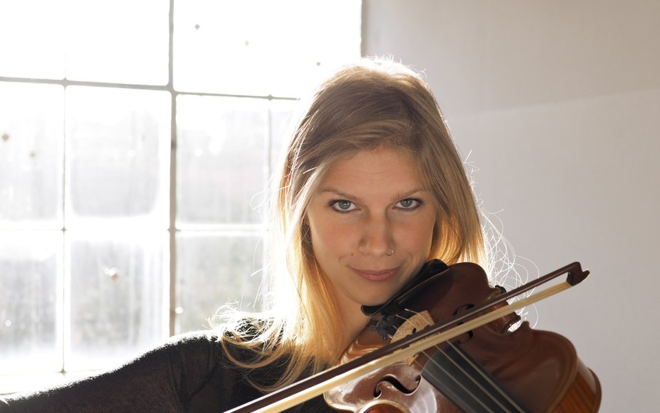Ung kvinna spelar fiol